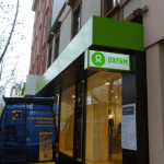 Oxfam Frankfurt am Main - Außenwerbung - Ausstecker