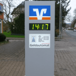 Volksbank Lauenförde - Pylon mit Uhrensystem