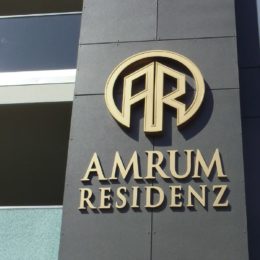 Eine neue Außenwerbeanlage an der „Amrum Residenz“ Wittdün auf der Insel Amrum