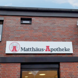 Neue Außenwerbung für die Matthäus-Apotheke in Salzkotten